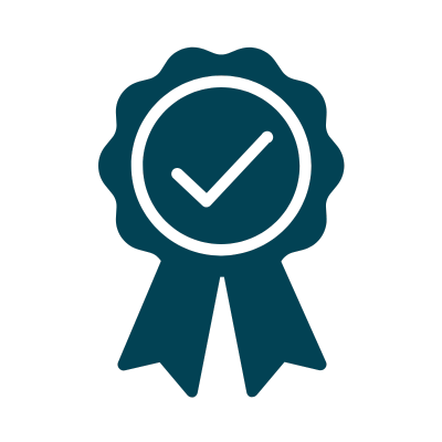 Cliente recebendo pedido da FGE Distribuidora com satisfação.