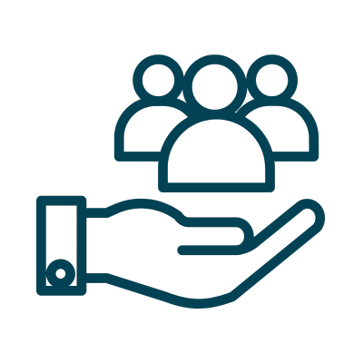 Cliente recebendo pedido da FGE Distribuidora com satisfação.